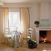 Sanfte Pastelltöne: Cremefarb. Vorhänge (Ast),runder Tisch m. Stühlen