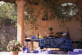 Mediterran anmutendes Buffet auf der verwilderten, überdachten Terrasse