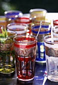 Orientalische Teegläser in diversen leuchtenden Farben
