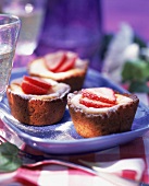 Erdbeer-Cheese-Cake (Muffins) sind mit Puderzucker bestäubt