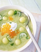 Geeiste Gurken-Melonen-Suppe mit Crème fraîche und Forellenkaviar