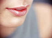 Leicht geöffnete Lippen, rosig schim mernd geschminkt (halbprofil)