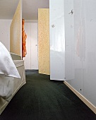 Teile vom Schlafzimmerschrank sind hinter gelben Stellwänden versteckt