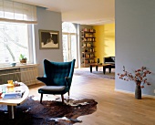 Offener Wohnraum, sparsam möbliert, Wandgestaltung in hellgelb und lila