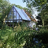 Wintergarten mit Dach und Wänden aus Glas