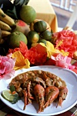 Kreolischer Stew mit Garnelen, dekoriert mit Blüten