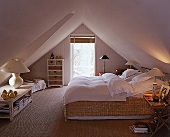 Schlafzimmer im Dachgeschoß mit Korb bett, Sisalteppichboden, Balkontür