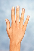 Frauenhand, Handrücken mit ausgestreckten Fingern, Nägel lackiert