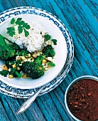 Brokkoli in Ei-Kräuter-Marinade mit Reis und Zwiebel-Tomaten-Dip