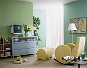 Wohnraum in lichten Pastelltönen und klaren Formen, extravaganter Sessel