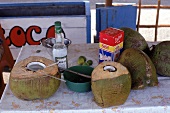 Ausgehöhlte Kokosnüsse mit Strohhalm mit Milch und Alkohol