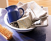 Schale mit blauem Keramikkrug, nostalgischem Seifenblock,Handtücher