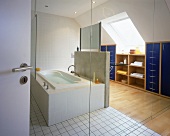 Helles Bad mit Parkett- u. Fliesenboden, weiße Badewanne, Fenster