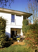 Haus mit Flachdach, Terassenansicht mit vielen Pflanzen, Herbst