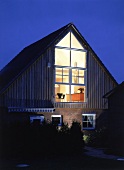 Einzelhaus mit großem Giebelfenster Nachtansicht