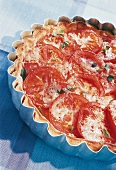 Tomaten-Tarte mit Knusperboden, Thymian, Majoran und Käse