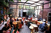 Mittags im Innenhof des Restaurants "La Tour Rose"