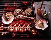 Fischfilets, Garnelen und Muscheln auf dem Grill