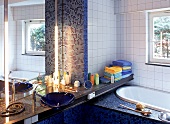 Badezimmer mit blauem Waschtisch. 