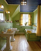 Bad in blau und grün mit Holzfußboden und Säulenwaschbecken