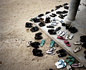 Abgelegte Schuhe vor der Tür eines buddhistischen Klosters