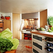 Küche aus hellem Buchenholz und weißem Kunstoff.