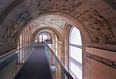 Reichstag Berlin: Blick auf die moderne Brücke im Reichstagsflur