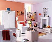 Wohnraum mit Wänden in orange u. flieder,weiße Möbel, Bilder