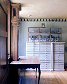 Weimar,Goethe Haus,Uhr ist in einen Tisch eingepasst,blauer Schrank