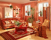 Schönes Wohnzimmer in Rottönen mit vielen Topfpflanzen im Ethnostil