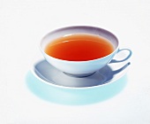 weiße, schlichte Teetasse aus Porzellan, gefüllt Tee