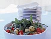 Salat aus marinierten Kartoffeln, Kirschtomaten u. Rucola