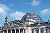 Reichstag Berlin: Nahaufnahme des Dach-Reliefs und der Kuppel