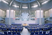 Reichstag Berlin-Blick in den leeren Plenarsaal auf das Rednerpult