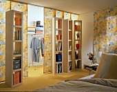 Begehbarer Kleiderschrank mit textilen Türen im Schlafzimmer