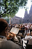Sonntäglicher Volkstanz vor der Kathedrale im gotischen Viertel