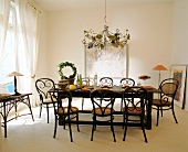 Eßzimmer mit antikem Holztisch, Thonet-Stühlen u. Kerzenkronleuchter