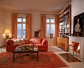 Wohnraum in warmen Farben mit marrko -kanischem Tisch u. Kelim
