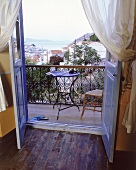 Blick durch die Balkontür auf den Hafen von Symi, Griechenland