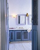 Mediterran gestaltetes Badezimmer mit Marmorboden, blauen Wänden