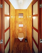 Toilette in einem Kubus aus Gipskartonplatten, Wandstrahler