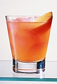 "Ginger Peach" Cocktail im kurzem Glas mit Eis und Pfirsichspalte
