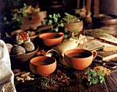 Vorne zwei Teetassen,umgeben von Kräutern + Gewürzen