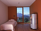 Puristisch möbliertes Schlafzimmer, gr. Fenster mit  Blick auf die Berge