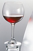 Rotwein in einem Bordeauxglas, fast leer