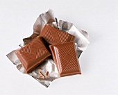 Schokoladenstückchen auf Silberpapie r