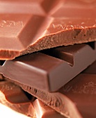 Close-up mehrerer Tafeln Schokolade übereinander gestapelt