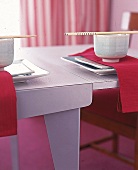 Auf weißem Tisch, Japanisches Eßgeschirr mit roter Serviette