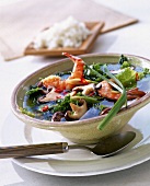 Thailändische Garnelen-Wirsing-Suppe mit Shiitake-Pilzen und Sojasoße