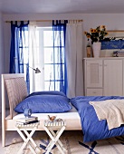 Kombination aus weiß+blau,Pinienholz bett mit blau/gestreifter Bettwäsche